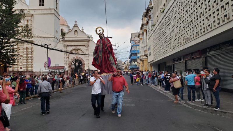 Cientos de capitalinos se reunieron para presenciar el evento.