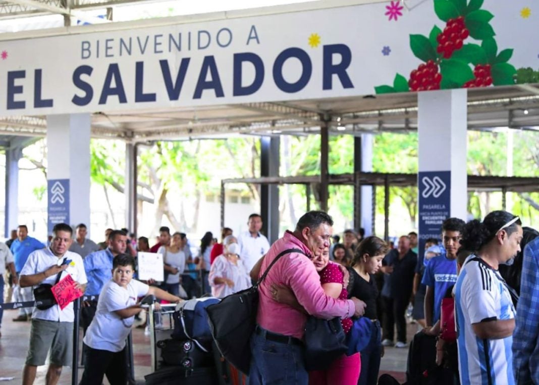 Hondureños en El Salvador durante Semana Santa
