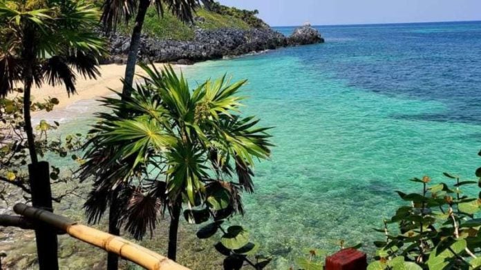 Playa nudista en Islas de la Bahía