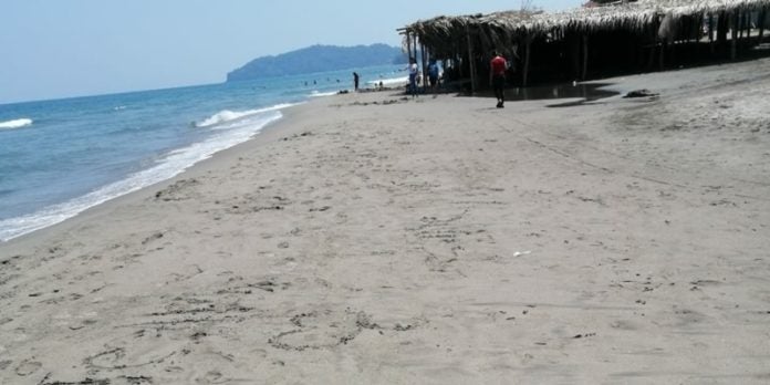 Turista amanece dormido en playa de Tela