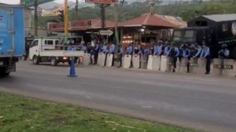 Agentes policiales en Villanueva