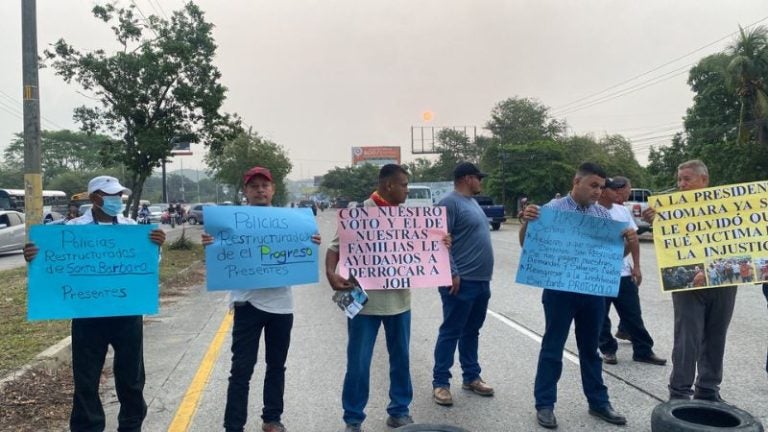 Policías depurados se toman carretera en SPS