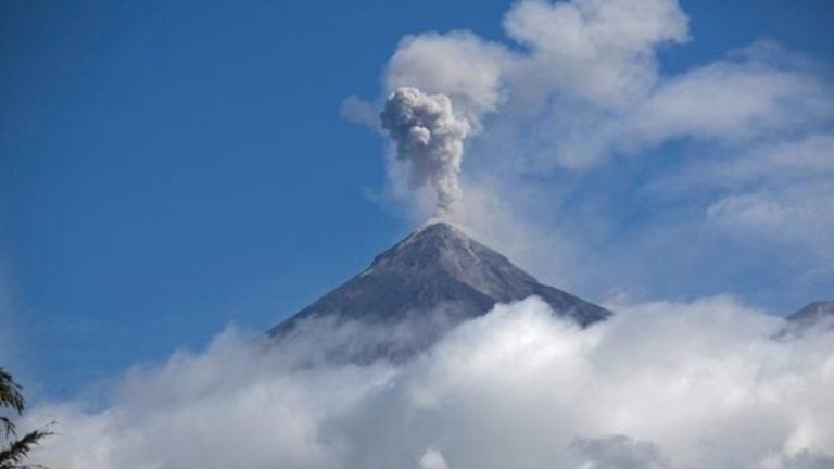 Más de mil evacuados por erupción de volcán de Fuego de Guatemala