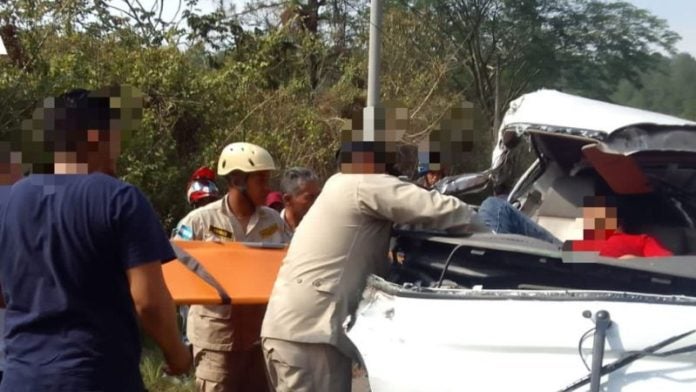 Cuerpo de Bomberos informa de un accidente vehicular entre dos camiones en aldea El Salto, Campamento, Olancho; el cual deja a una persona fallecida.