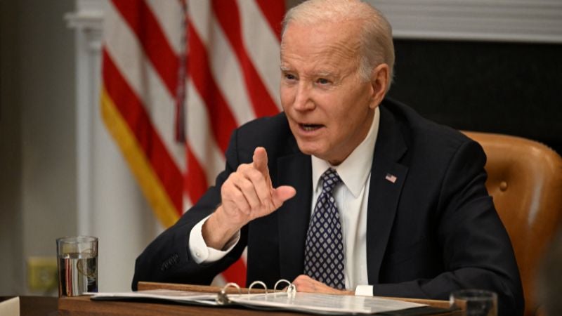 Biden pide prohibir rifles asalto