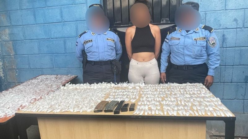 ptura de mujer, envoltorios de cocaína, Polica Nacional, operativos contra el combate a la extorsión y tráfico de drogas, Trafico de drogas en Honduras,