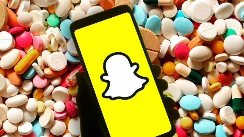 Demandan a Snapchat por la muerte de 65 menores por sobredosis de fentanillo