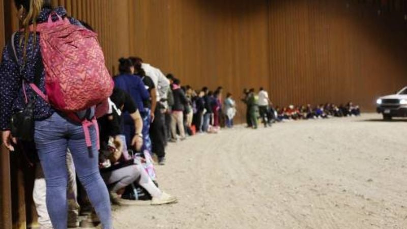 México reporta baja en flujo de migrantes hacia EEUU