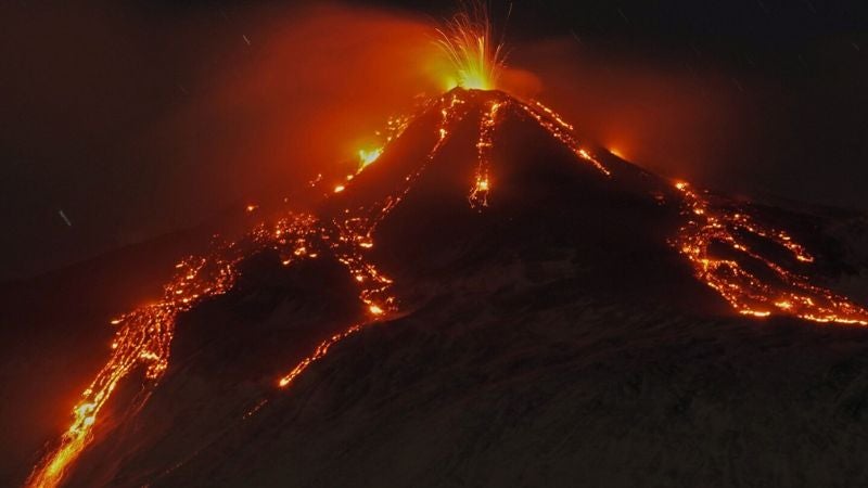 Volcán Etna entra en erupción