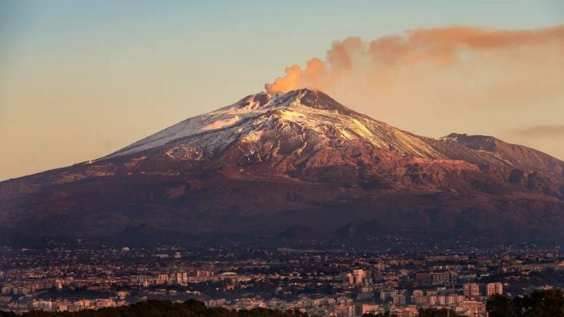 Volcán Etna entra en erupción