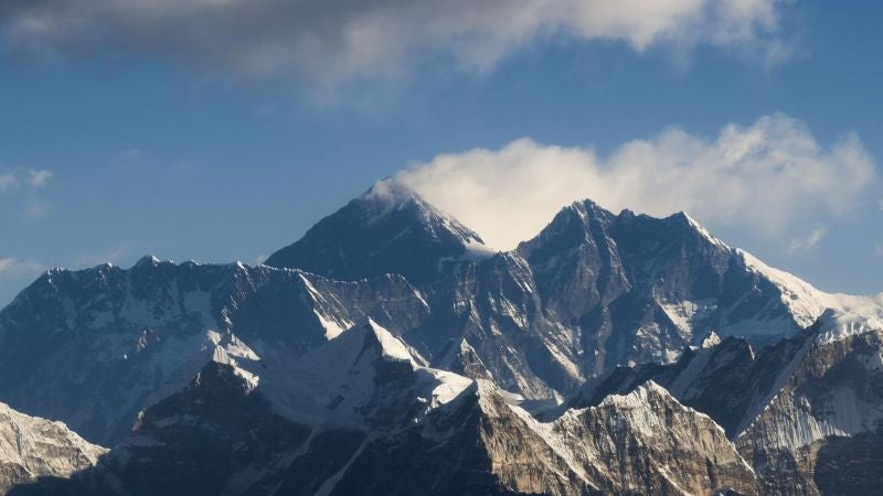 Montañista Nepalí sube el Everest 27 veces y rompe récord