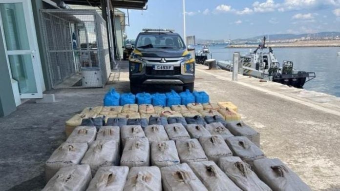 Gibraltar incauta dos toneladas de marihuana en fardos flotando en el mar