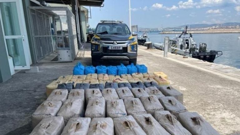 Gibraltar incauta dos toneladas de marihuana en fardos flotando en el mar