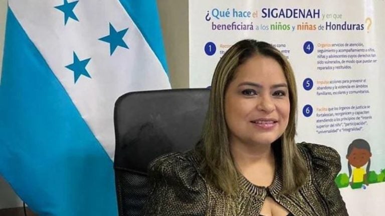 Renuncia directora de Dinaf tras filtración de audios