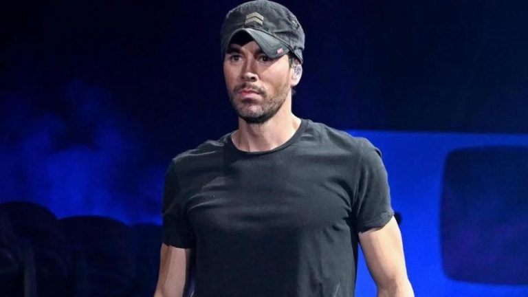 Enrique Iglesias sigue en cama por neumonía; su madre da detalles