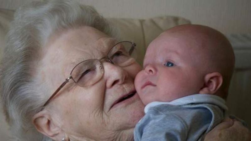 abuela cobra por cuidar a nieto