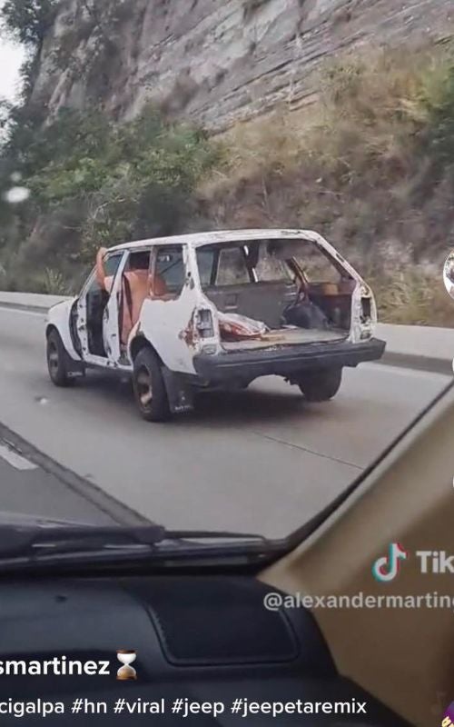 hondureño conduce carro sin puertas