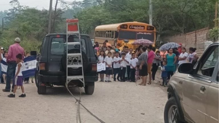 Padres y niños protestan en carretera a Olancho; exigen maestros