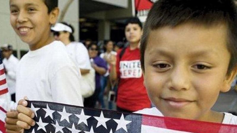 Trump promete eliminar ciudadanía automática a hijos de migrantes.