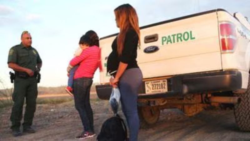 Trump promete eliminar ciudadanía automática a hijos de migrantes.