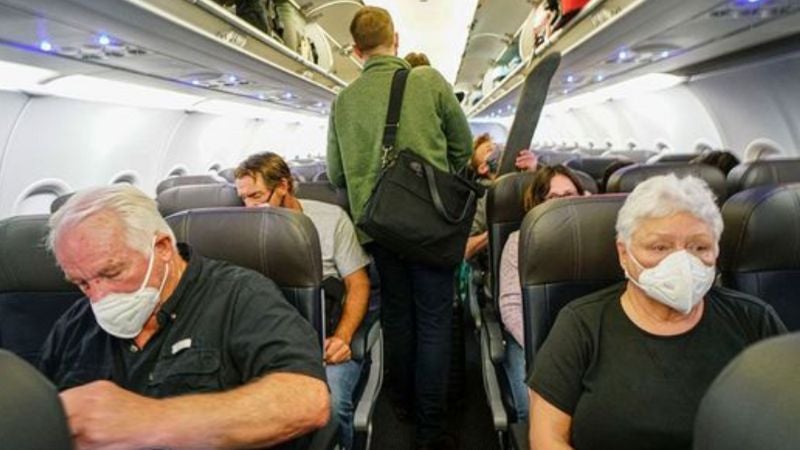 aerolínea pesa a los pasajeros