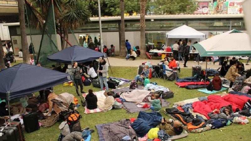 migrantes acampan en frontera