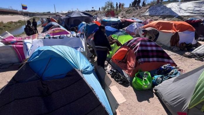 migrantes acampan en frontera