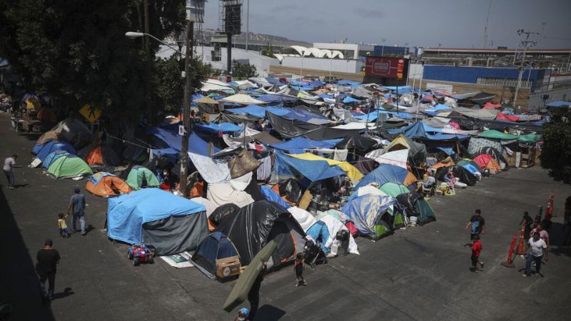 migrantes acampan en frontera