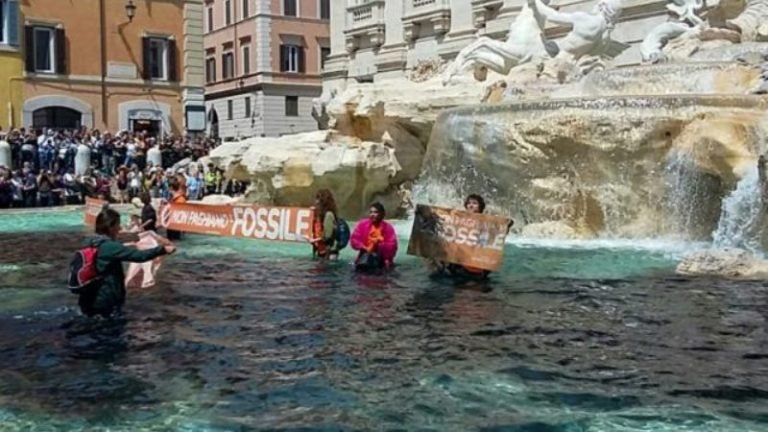 Ecologistas tiñen de negro el agua de la Fontana di Trevi en Roma