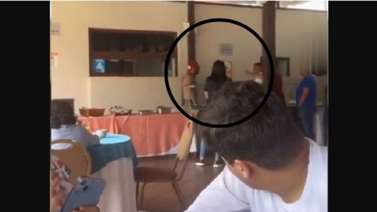 Video: Hombre golpea a mesero en un hotel de Tegucigalpa