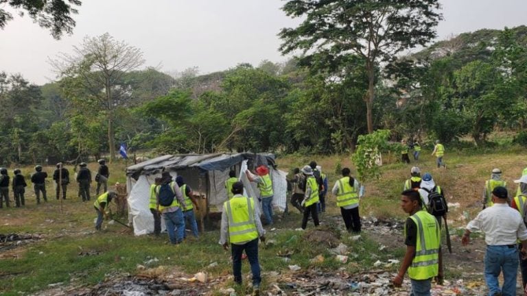 Desalojan a familias que invadieron tierras en La Palizada, SPS