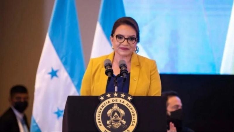 Xiomara Castro a periodistas: "Sigan enarbolando la bandera de la refundación"