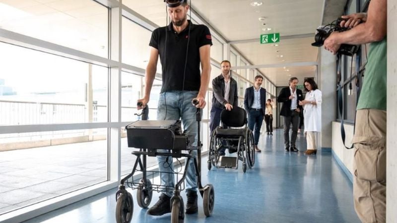 Un parapléjico vuelve a caminar gracias a la combinación de dos tecnologías