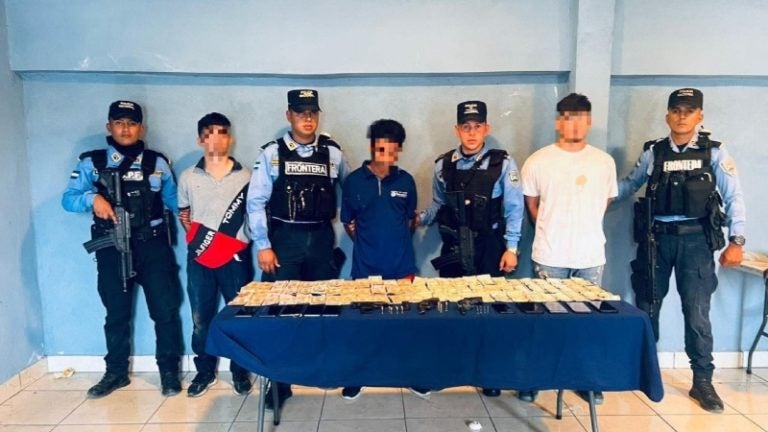 Cae banda criminal cuando asaltaban un restaurante en Cortés