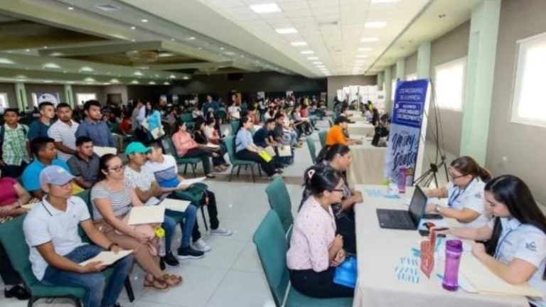 Cientos de hondureños buscan trabajo en feria de empleo en SPS