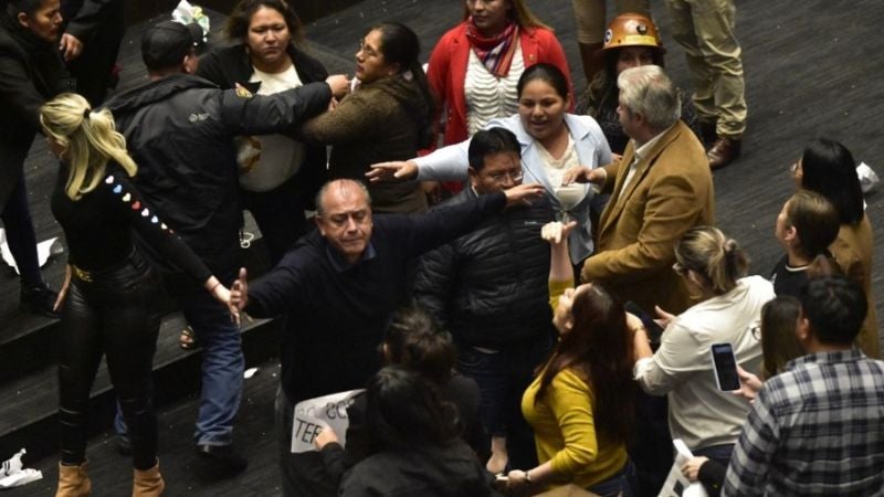 Congresistas bolivianas se agreden