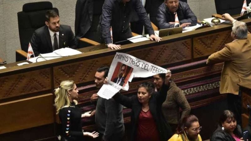 Congresistas bolivianas se agreden