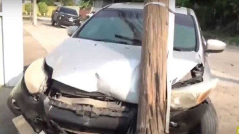 Carro choca poste eléctrico SPS