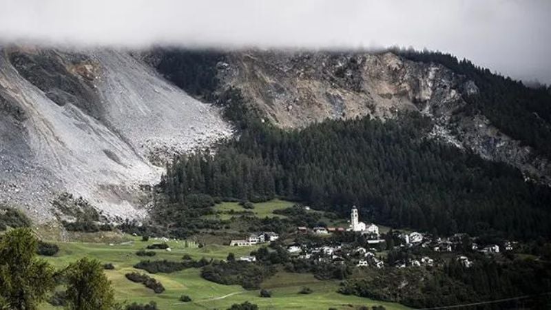 Peligra pueblo en los Alpes suizos por deslizamiento