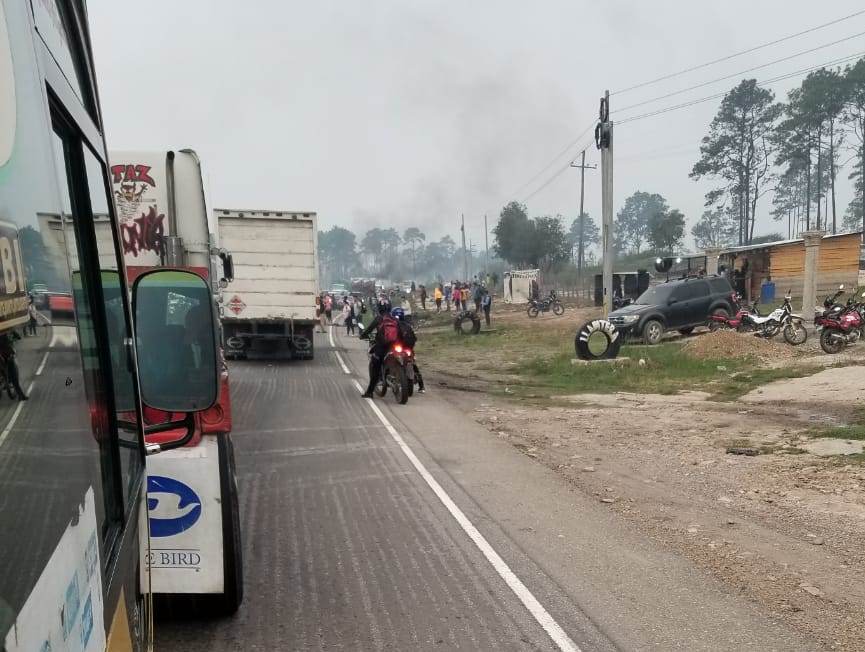 Pobladores bloquean el paso en carretera que conduce a Olancho
