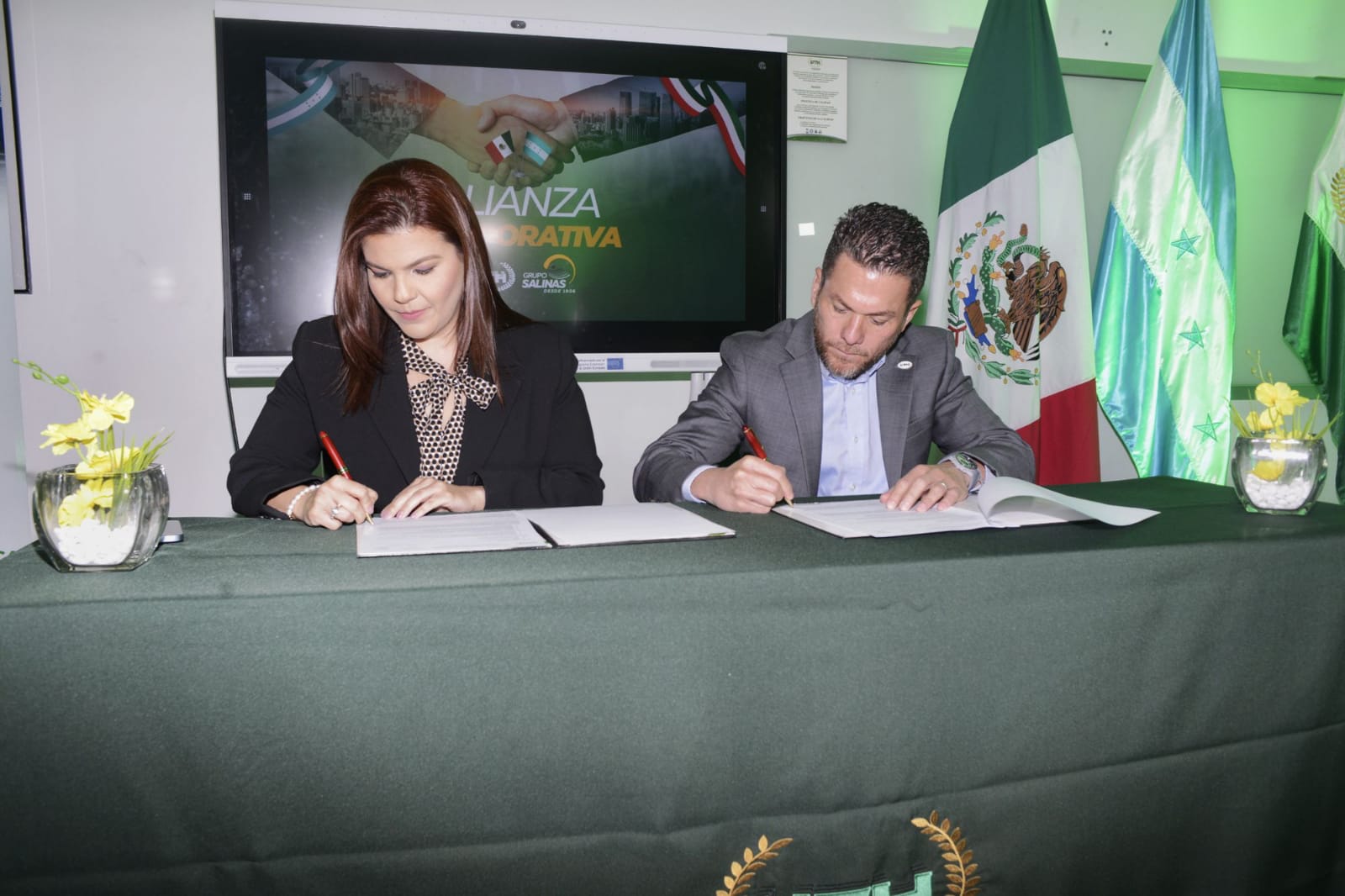 El convenio fue suscrito por Roger E. Valladares, vicepresidente de UTH, y Vanessa Reyes, directora de Talento Humano para Honduras de Grupo Salinas.