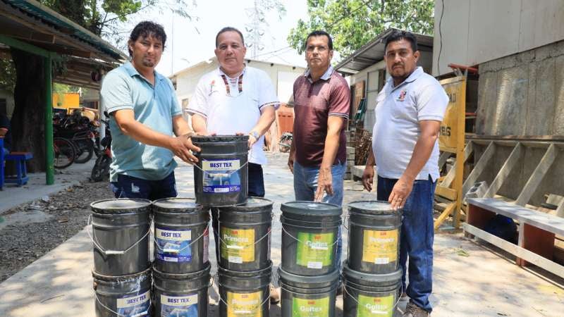 Alcaldía Puerto Cortés entrega cubetas de pintura