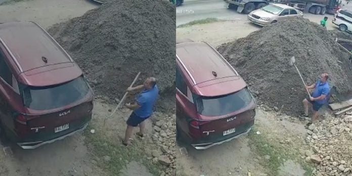 hombre quiebra vidrios de carro