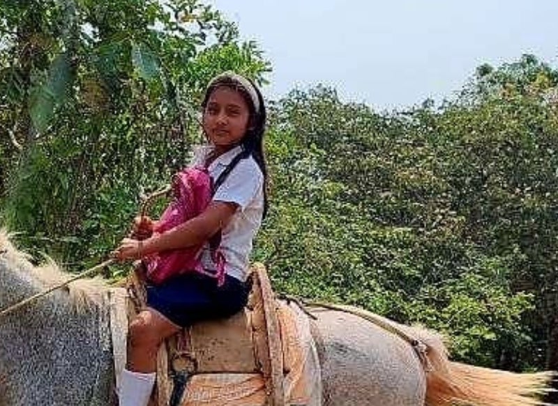 niña se va a caballo en la escuela (2)
