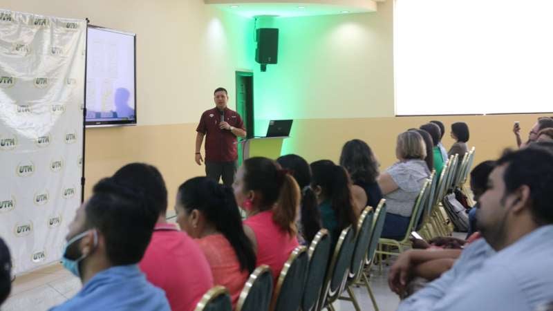 La conferencia se desarrolló en horas de la mañana en el campus de UTH San Pedro Sula.