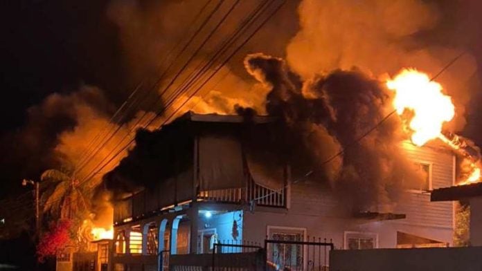 Incendio de viviendas en Tela