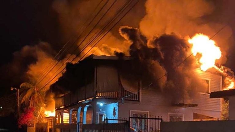 Incendio de viviendas en Tela