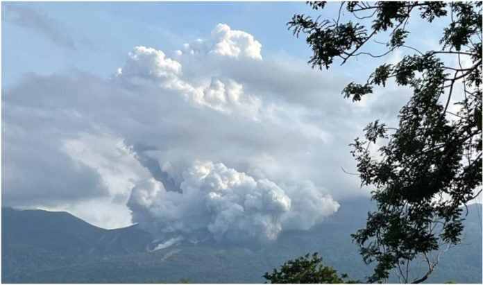 volcan en erupción