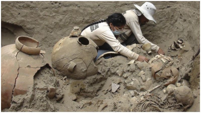 Los investigadores tuvieron que cavar cuidadosamente la tierra por dos meses para hallar la tumba del importante personaje de la cultura Chancay.