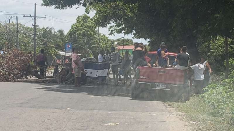 Pobladores bloquean carretera Trujillo